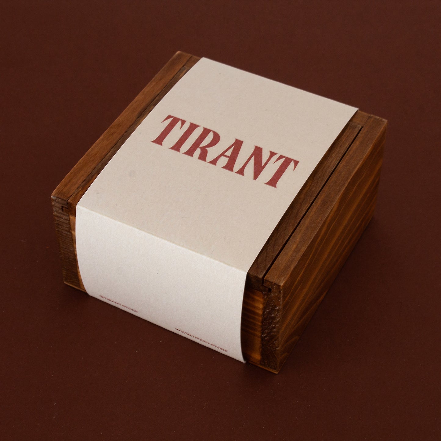 Caja de madera de la marca TIRANT para presentación y regalo de pulseras artesanales