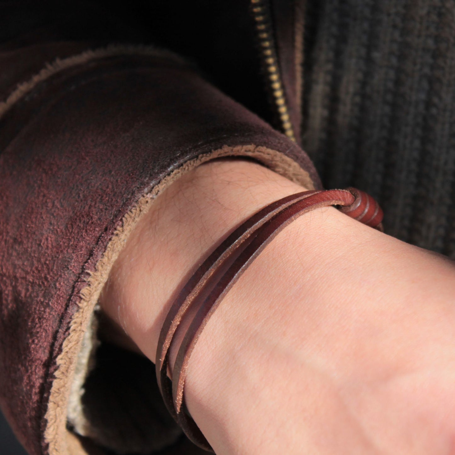 Pulsera TIRANT en muñeca de hombre, combinada con ropa en tonos tierra y verdes oscuros