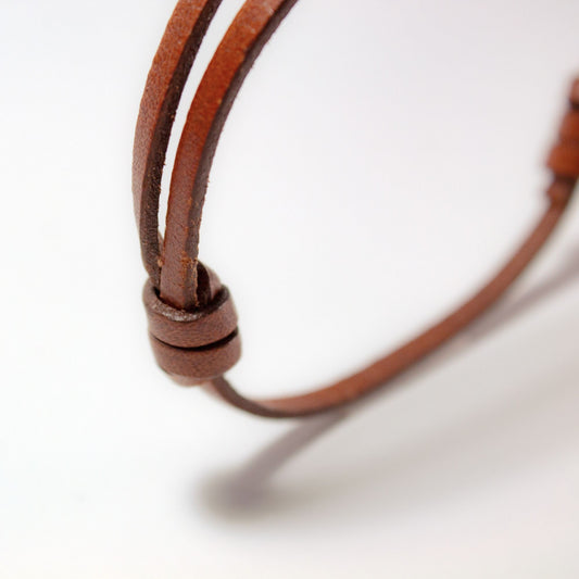 Detalle en primer plano de la pulsera TIRANT de cuero genuino hecha a mano